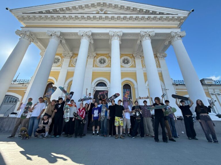 Участники Go Skateboarding Day 2025 у Пожарной каланчи в Костроме